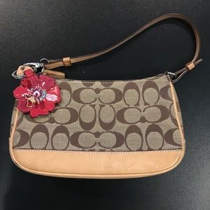 Leather Coach shoulder bag. Looks like new!